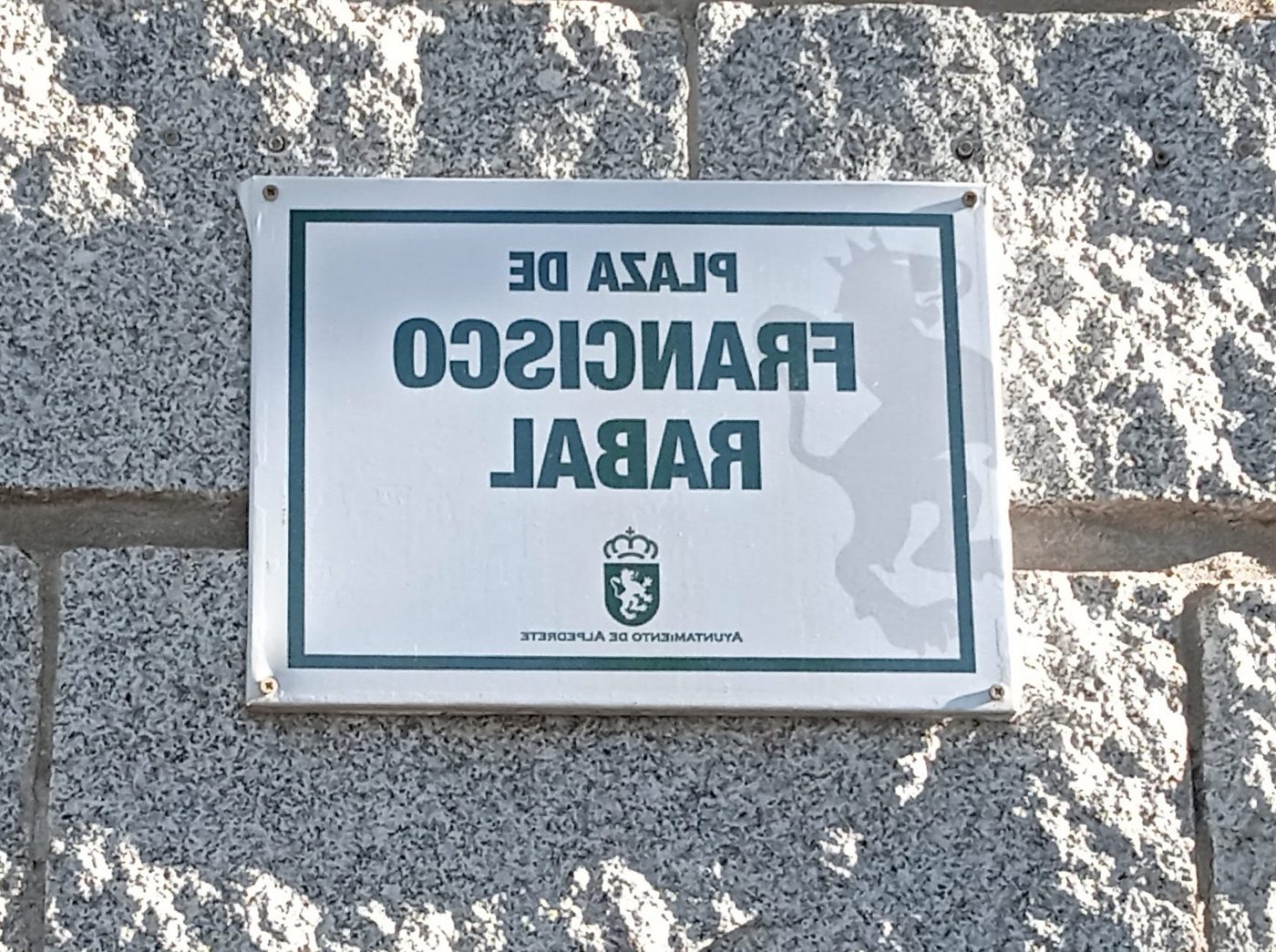 Vista de Alpedrete, en la Sierra de Madrid — zona de servicio de reparaciondetejados.madrid, especialistas en reparación de tejados y canalones, de casco histórico y construcción tradicional en piedra.