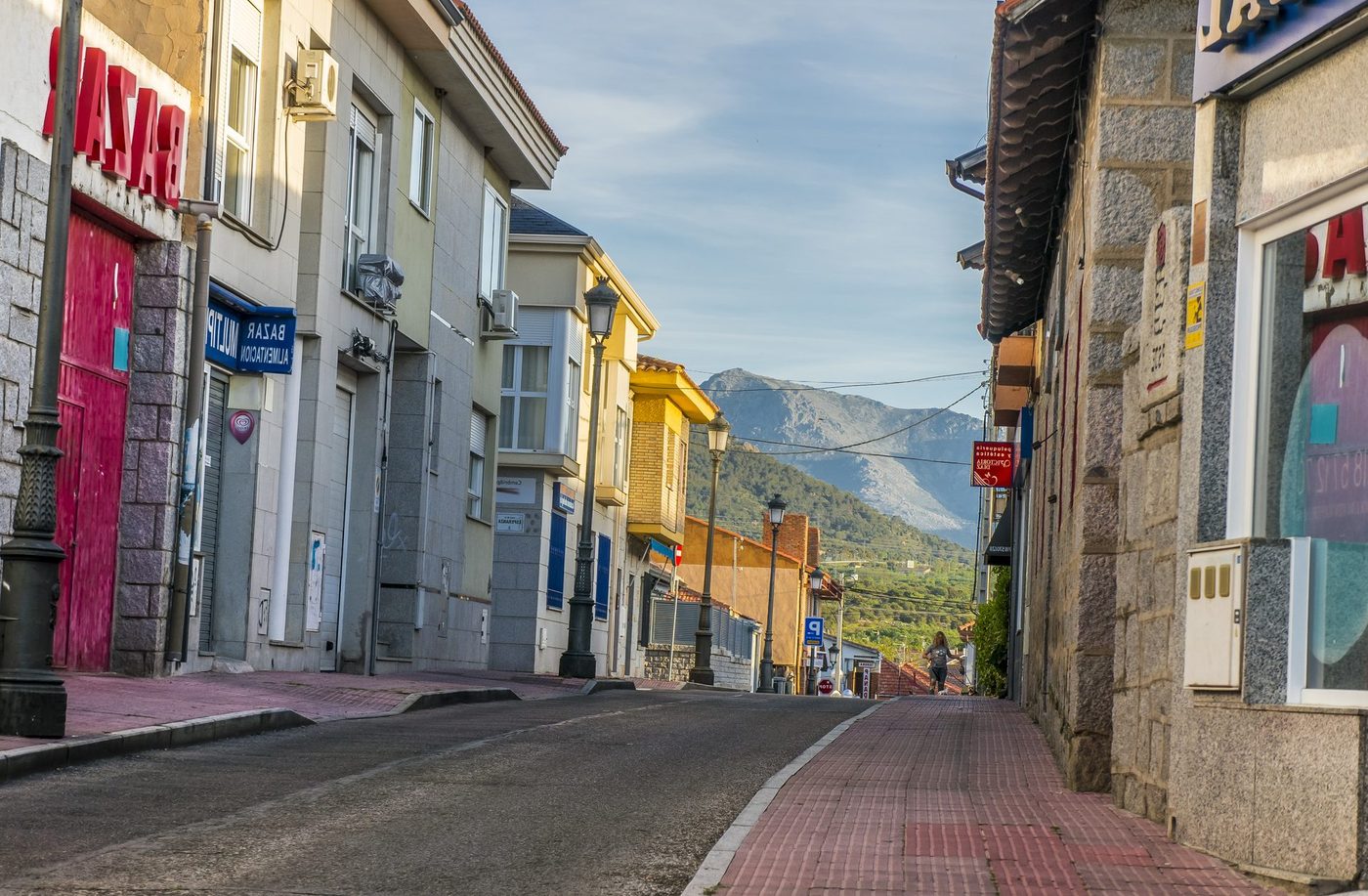 Vista de Alpedrete, en la Sierra de Madrid — zona de servicio de reparaciondetejados.madrid, especialistas en reparación de tejados y canalones, de casco histórico y construcción tradicional en piedra.