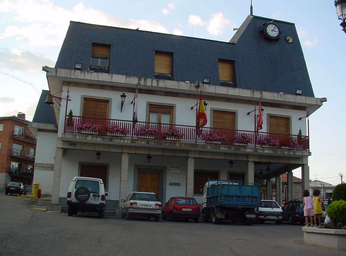 Reparación de tejados en Becerril de la Sierra | reparaciondetejados.madrid Vista de Becerril de la Sierra, en la Sierra de Madrid — zona de servicio de reparaciondetejados.madrid, especialistas en reparación de tejados y canalones, zona de pinar, donde es habitual la limpieza de canalones obstruidos por hojas y acículas.