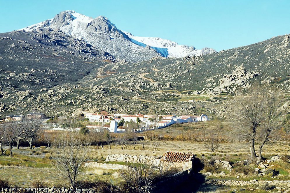 Reparación de tejados en Becerril de la Sierra | reparaciondetejados.madrid Vista de Becerril de la Sierra, en la Sierra de Madrid — zona de servicio de reparaciondetejados.madrid, especialistas en reparación de tejados y canalones, zona de pinar, donde es habitual la limpieza de canalones obstruidos por hojas y acículas.