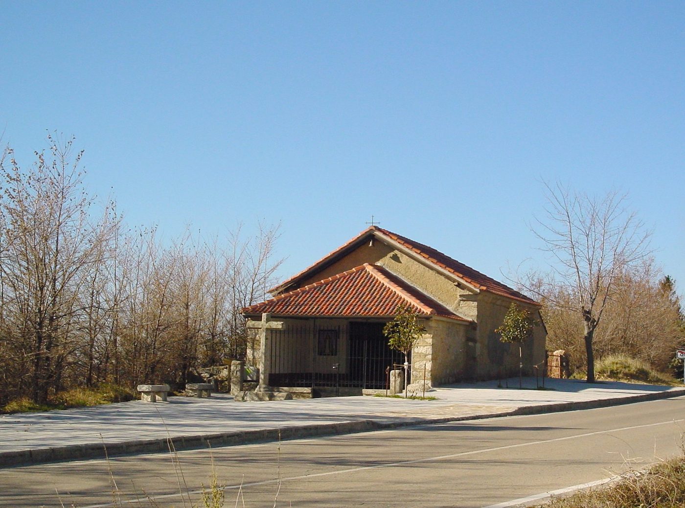 Vista de Bustarviejo, en la Sierra de Madrid — zona de servicio de reparaciondetejados.madrid, especialistas en reparación de tejados y canalones, en la Sierra Norte de Madrid.