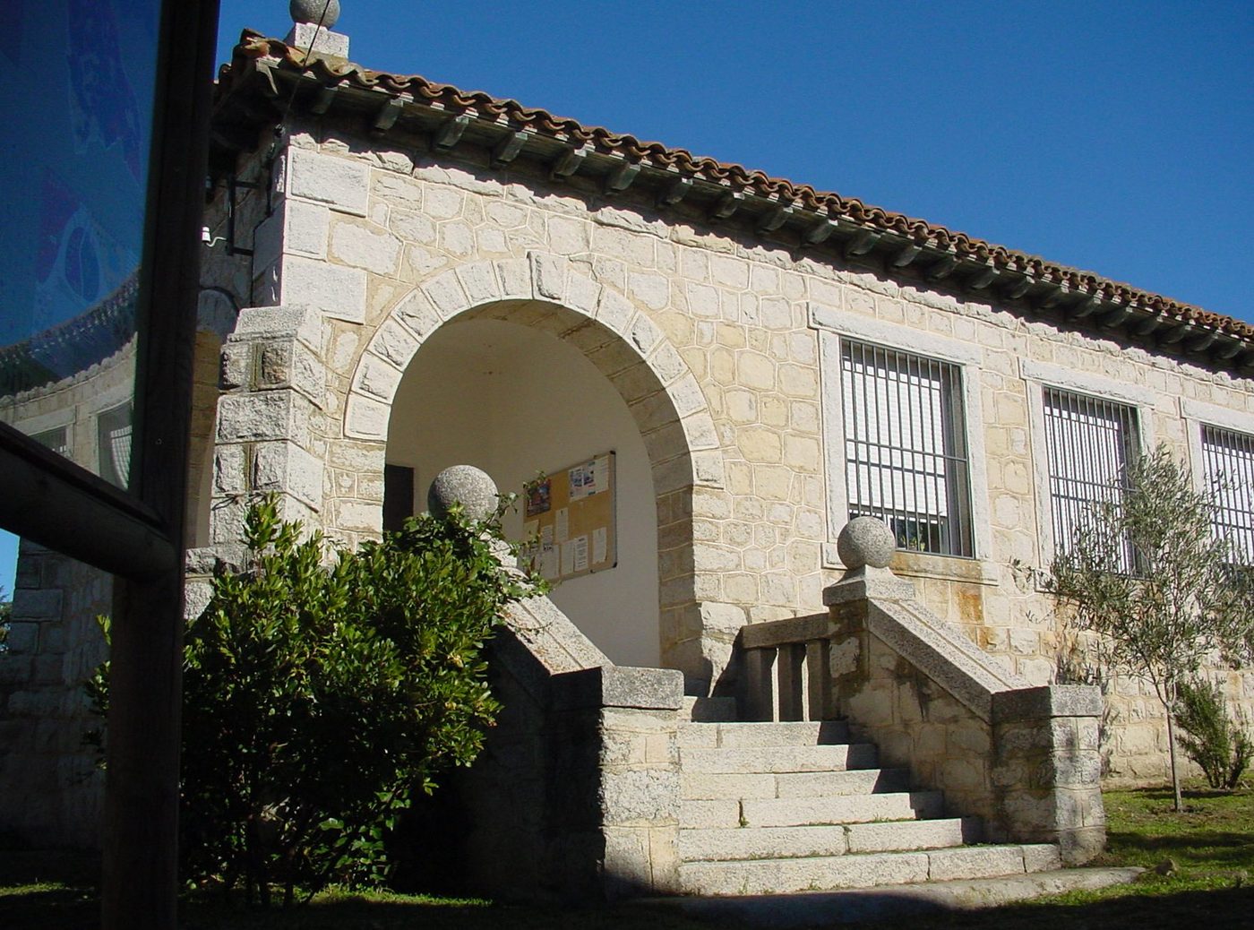 Cabanillas de la Sierra (Madrid): reparaciondetejados.madrid ofrece reparación, mantenimiento e impermeabilización de tejados y canalones en la localidad, en la Sierra Norte de Madrid.