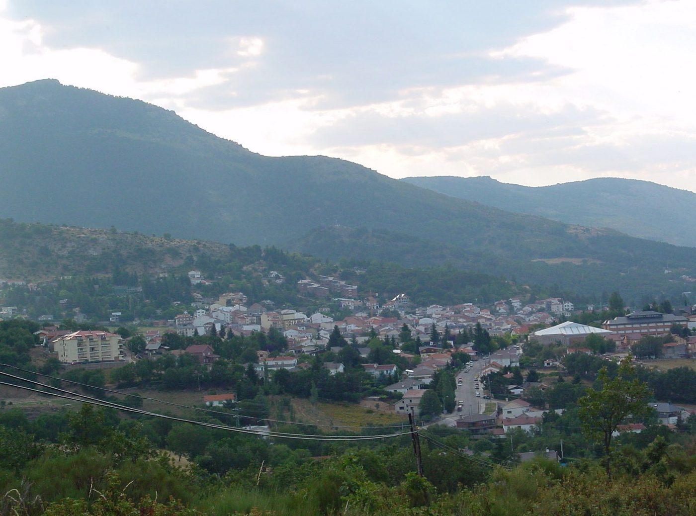Vista de Cercedilla, en la Sierra de Madrid — zona de servicio de reparaciondetejados.madrid, especialistas en reparación de tejados y canalones, zona de sierra alta, con protección de tejados frente a nieve y hielo.