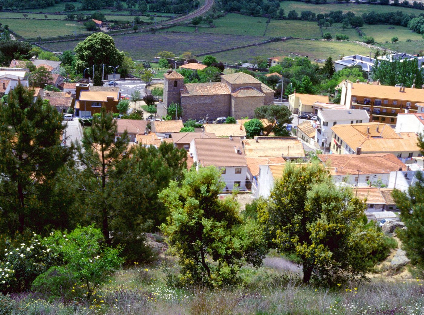 Reparación de tejados en Collado Mediano | reparaciondetejados.madrid Vista de Collado Mediano, en la Sierra de Madrid — zona de servicio de reparaciondetejados.madrid, especialistas en reparación de tejados y canalones, zona de sierra alta, con protección de tejados frente a nieve y hielo.