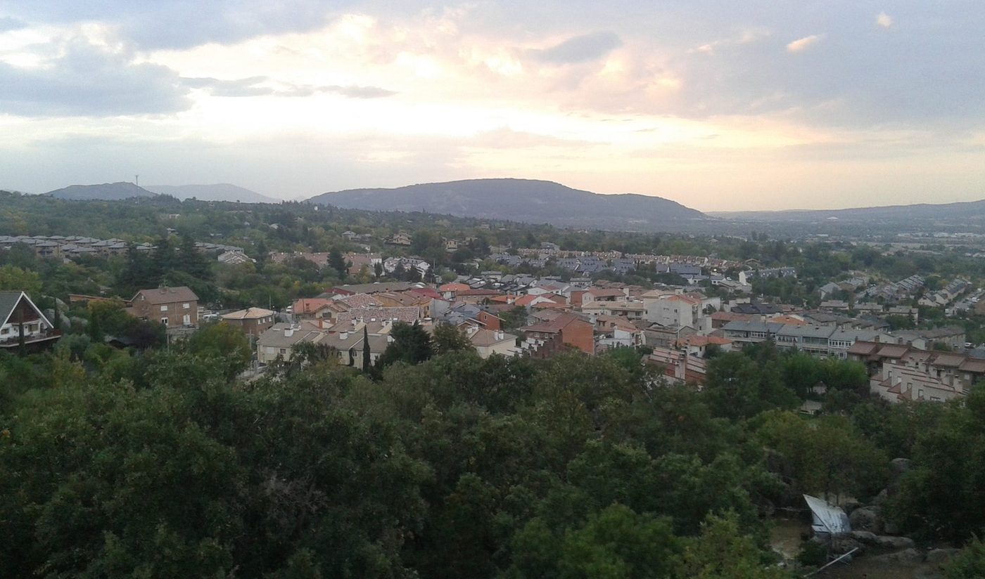 Vista de El Boalo, en la Sierra de Madrid — zona de servicio de reparaciondetejados.madrid, especialistas en reparación de tejados y canalones, zona de pinar, donde es habitual la limpieza de canalones obstruidos por hojas y acículas.