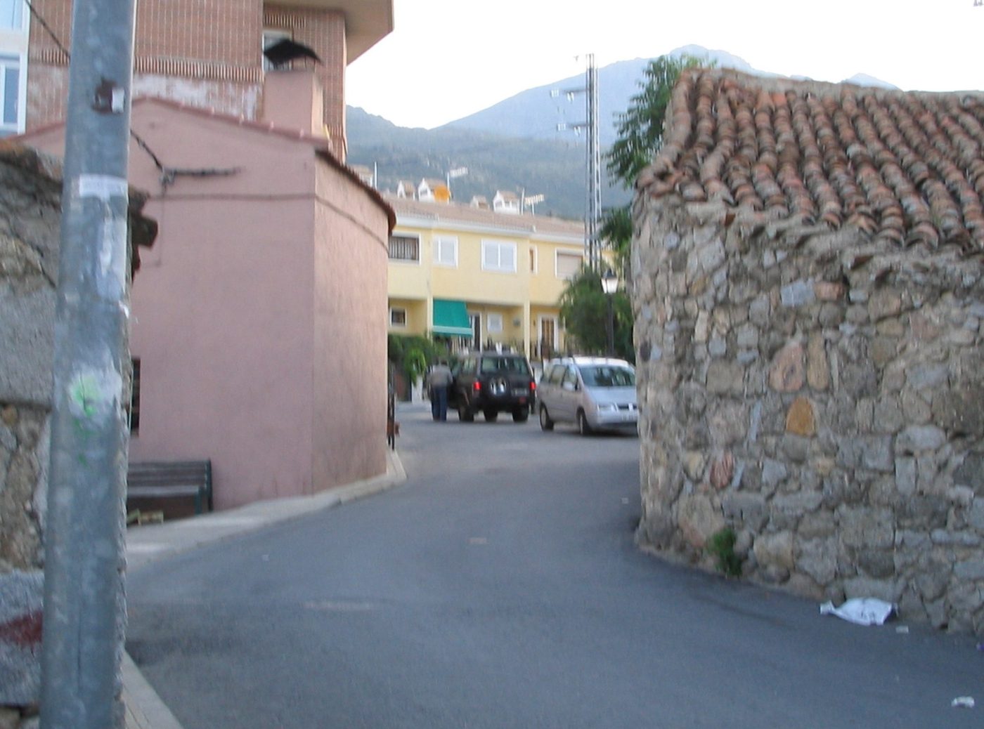 Vista de El Boalo, en la Sierra de Madrid — zona de servicio de reparaciondetejados.madrid, especialistas en reparación de tejados y canalones, zona de pinar, donde es habitual la limpieza de canalones obstruidos por hojas y acículas.