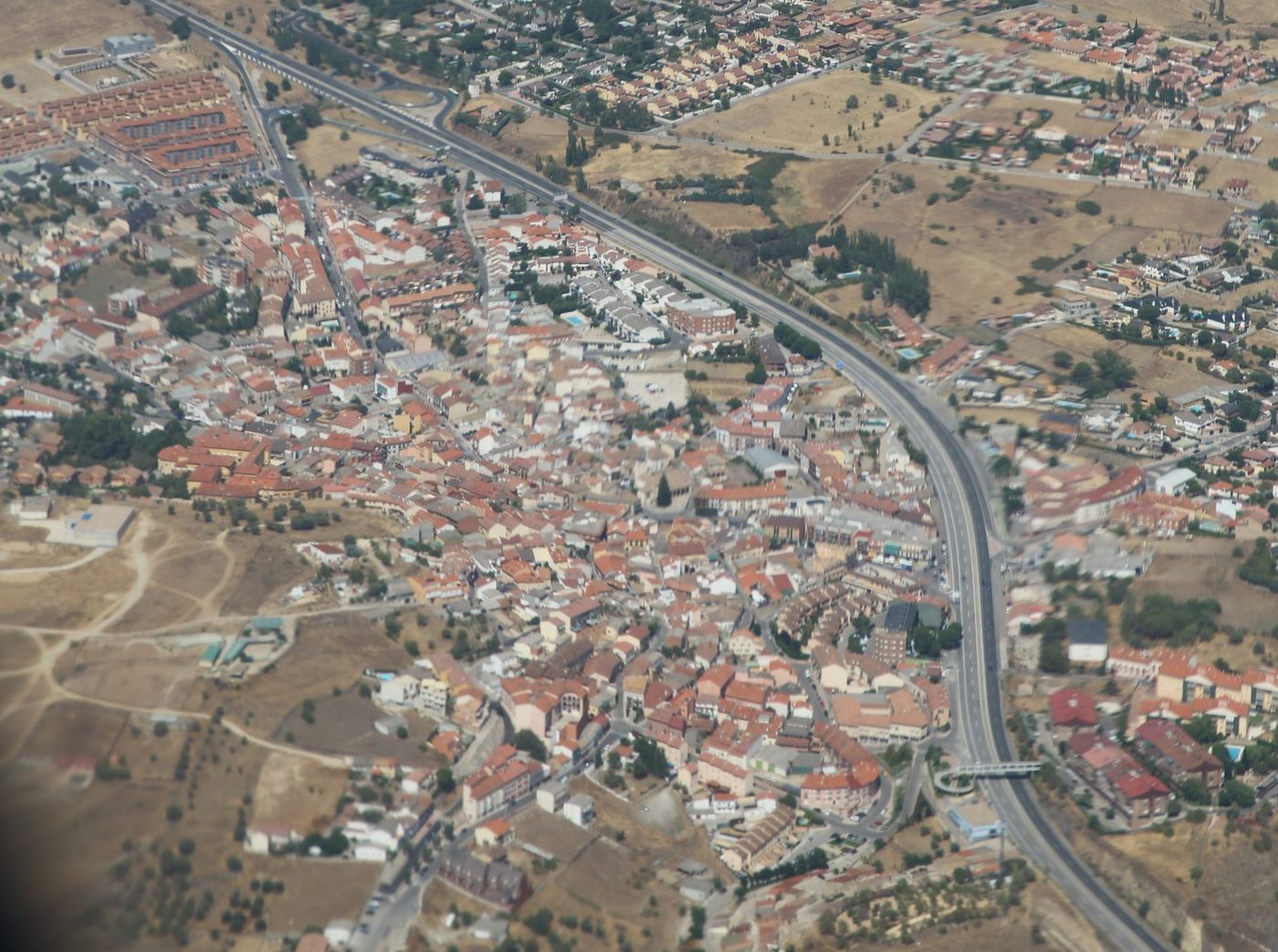Fotografía de El Molar, en la Sierra de Madrid. Servicio local de reparación y limpieza de tejados y canalones — reparaciondetejados.madrid, en la Sierra Norte de Madrid.