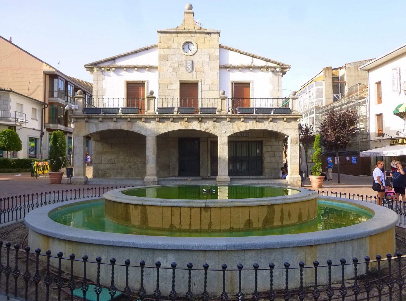 Reparación de tejados en Galapagar | reparaciondetejados.madrid Vista de Galapagar, en la Sierra de Madrid — zona de servicio de reparaciondetejados.madrid, especialistas en reparación de tejados y canalones, con numerosas urbanizaciones y comunidades de vecinos.