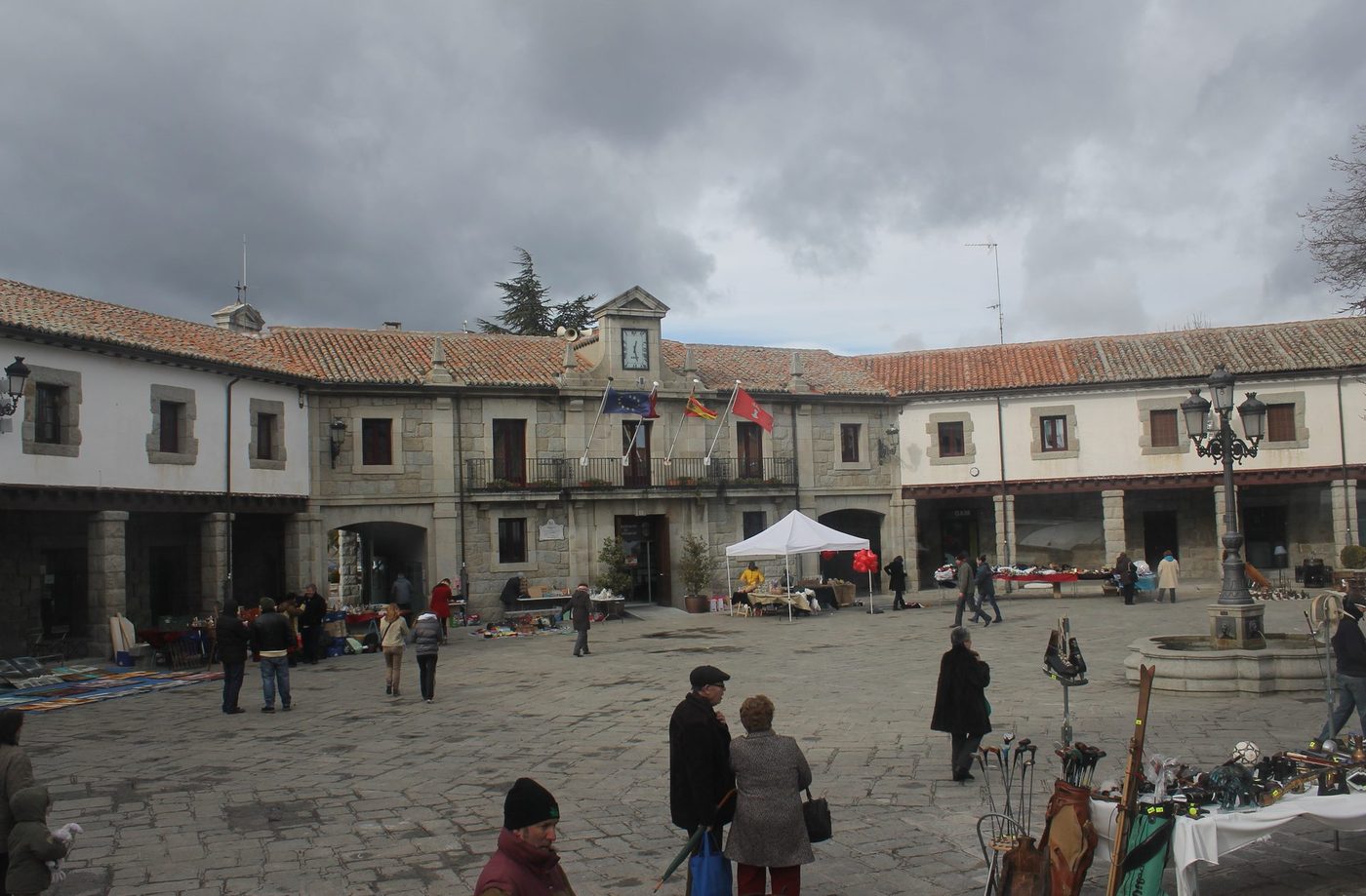 Reparación de tejados en Guadarrama | reparaciondetejados.madrid Vista de Guadarrama, en la Sierra de Madrid — zona de servicio de reparaciondetejados.madrid, especialistas en reparación de tejados y canalones, zona de sierra alta, con protección de tejados frente a nieve y hielo.