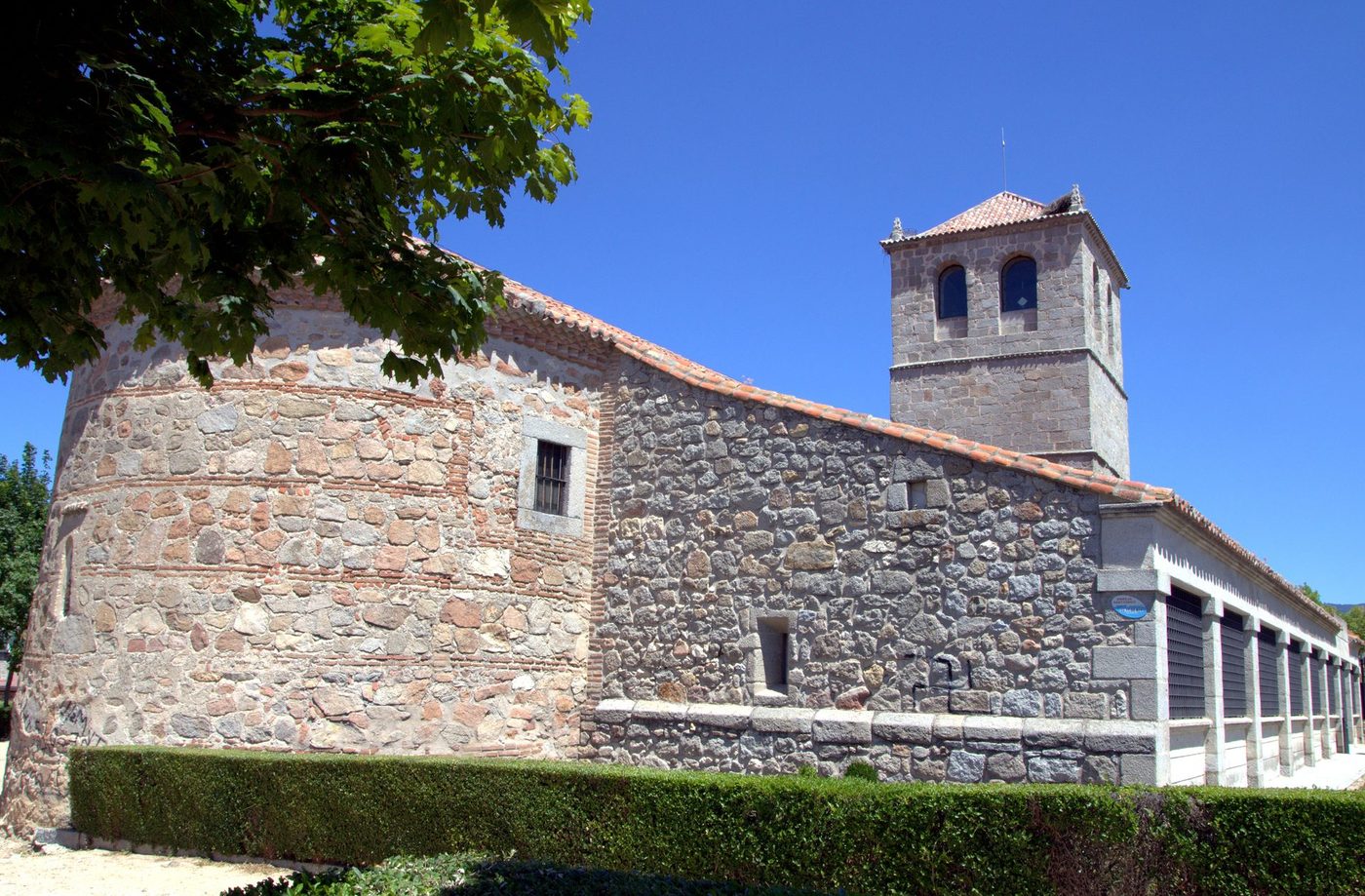 Reparación de tejados en Guadarrama | reparaciondetejados.madrid Vista de Guadarrama, en la Sierra de Madrid — zona de servicio de reparaciondetejados.madrid, especialistas en reparación de tejados y canalones, zona de sierra alta, con protección de tejados frente a nieve y hielo.