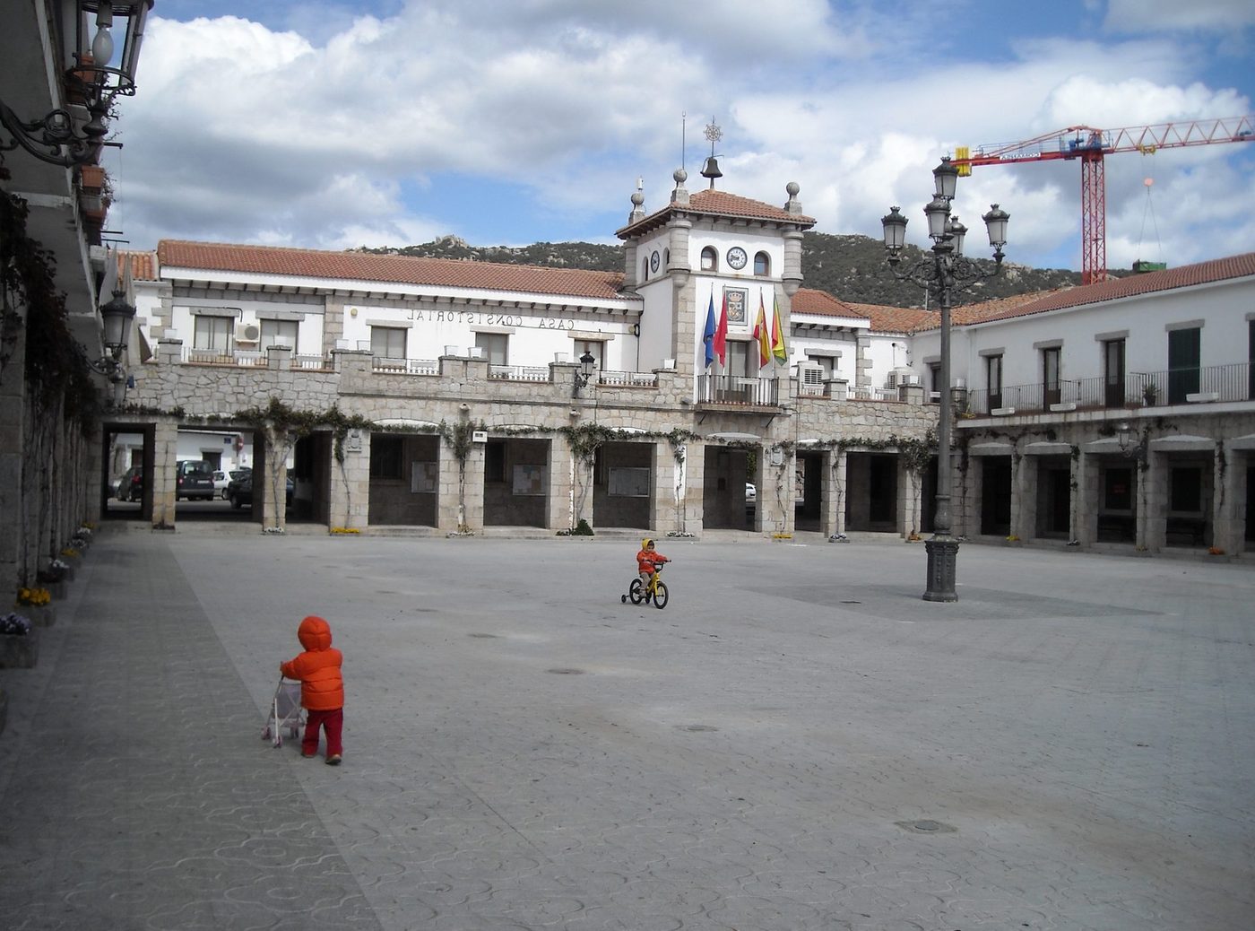 Vista de Hoyo de Manzanares, en la Sierra de Madrid — zona de servicio de reparaciondetejados.madrid, especialistas en reparación de tejados y canalones, zona de pinar, donde es habitual la limpieza de canalones obstruidos por hojas y acículas.