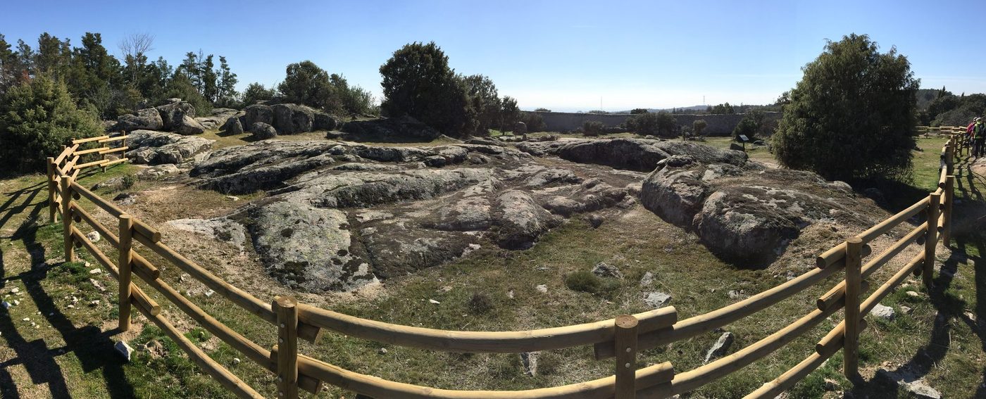 Vista de Hoyo de Manzanares, en la Sierra de Madrid — zona de servicio de reparaciondetejados.madrid, especialistas en reparación de tejados y canalones, zona de pinar, donde es habitual la limpieza de canalones obstruidos por hojas y acículas.