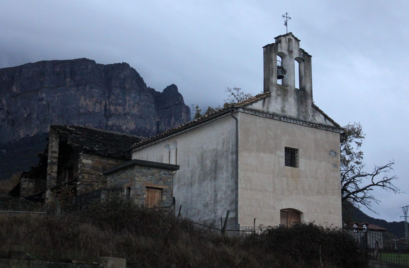 Fotografía de Los Molinos, en la Sierra de Madrid. Servicio local de reparación y limpieza de tejados y canalones — reparaciondetejados.madrid, zona de sierra alta, con protección de tejados frente a nieve y hielo.