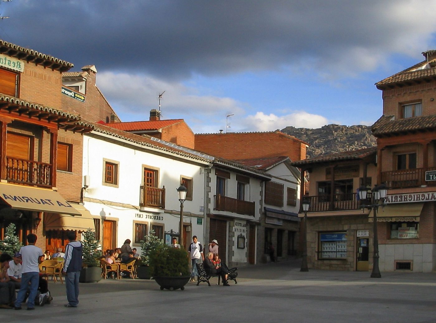 Reparación de tejados en Manzanares el Real | reparaciondetejados.madrid Manzanares el Real (Madrid): reparaciondetejados.madrid ofrece reparación, mantenimiento e impermeabilización de tejados y canalones en la localidad, zona de pinar, donde es habitual la limpieza de canalones obstruidos por hojas y acículas.