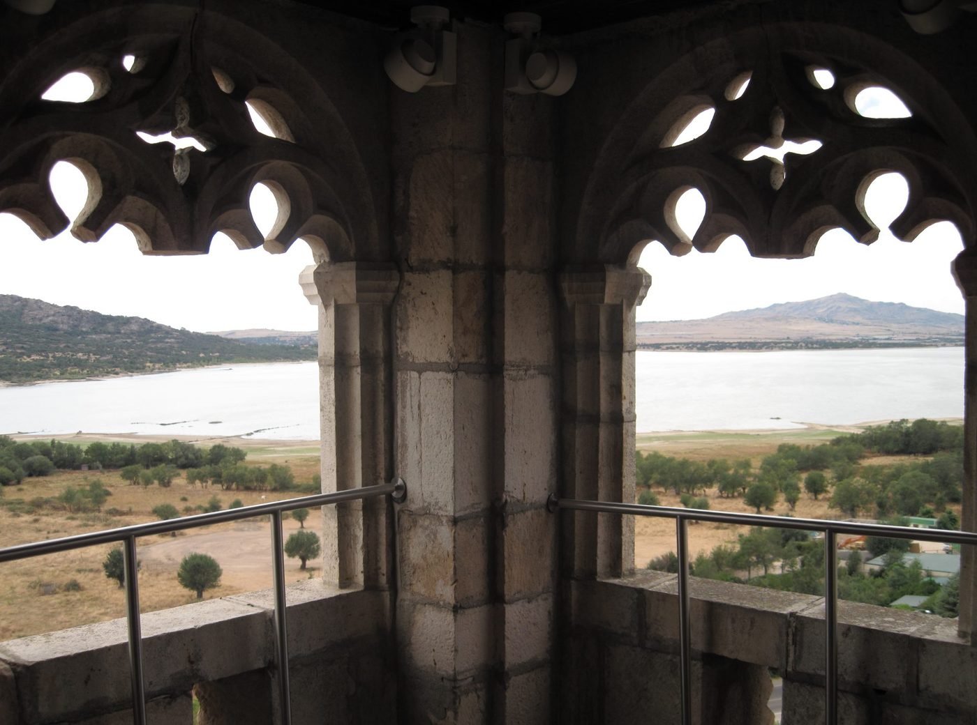 Reparación de tejados en Manzanares el Real | reparaciondetejados.madrid Vista de Manzanares el Real, en la Sierra de Madrid — zona de servicio de reparaciondetejados.madrid, especialistas en reparación de tejados y canalones, zona de pinar, donde es habitual la limpieza de canalones obstruidos por hojas y acículas.