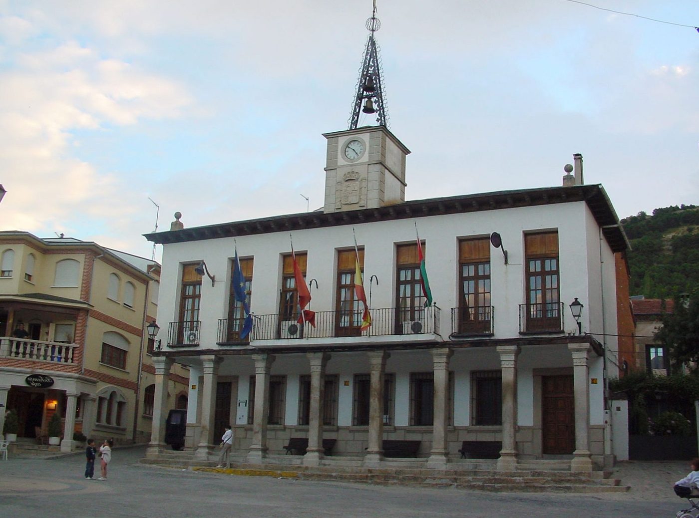 Vista de Miraflores de la Sierra, en la Sierra de Madrid — zona de servicio de reparaciondetejados.madrid, especialistas en reparación de tejados y canalones, zona de sierra alta, con protección de tejados frente a nieve y hielo.