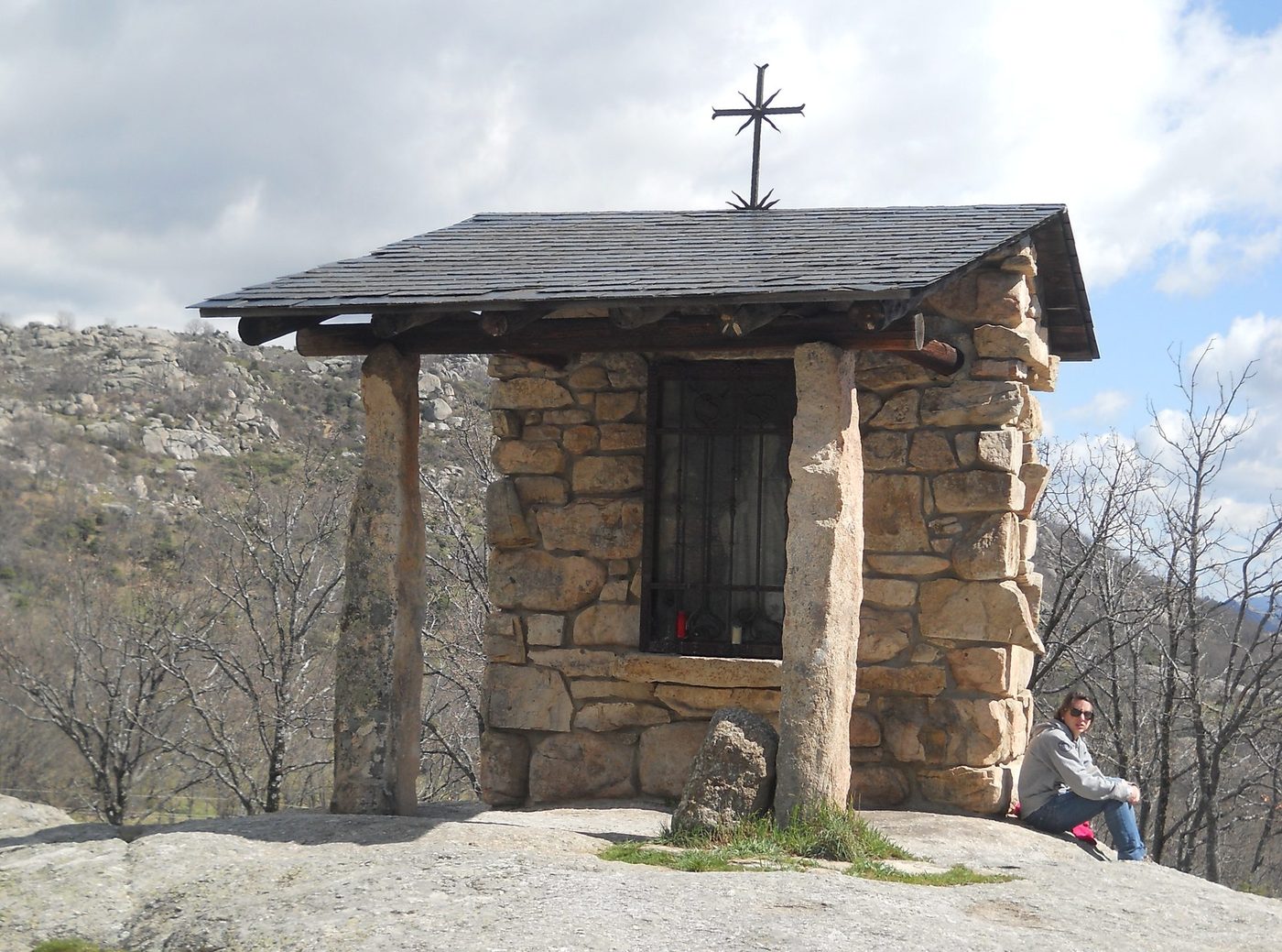 Miraflores de la Sierra (Madrid): reparaciondetejados.madrid ofrece reparación, mantenimiento e impermeabilización de tejados y canalones en la localidad, zona de sierra alta, con protección de tejados frente a nieve y hielo.