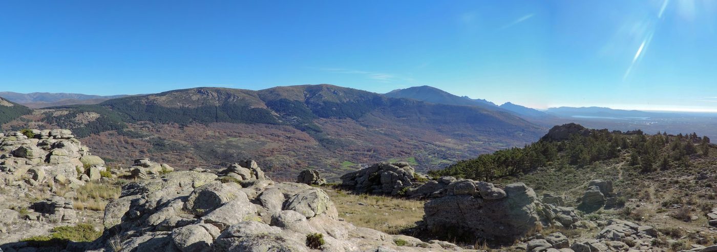Fotografía de Miraflores de la Sierra, en la Sierra de Madrid. Servicio local de reparación y limpieza de tejados y canalones — reparaciondetejados.madrid, zona de sierra alta, con protección de tejados frente a nieve y hielo.