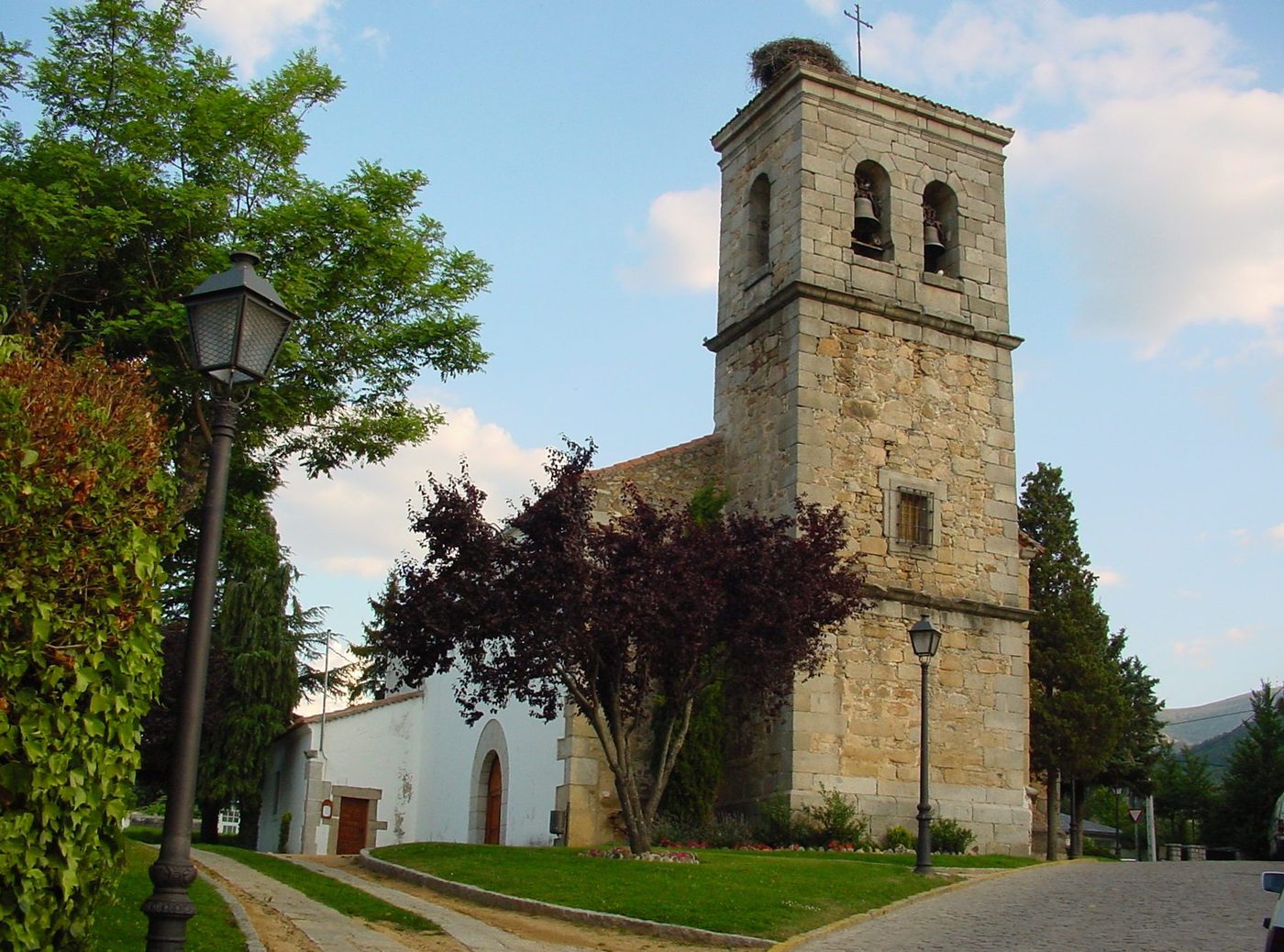 Navacerrada (Madrid): reparaciondetejados.madrid ofrece reparación, mantenimiento e impermeabilización de tejados y canalones en la localidad, zona de sierra alta, con protección de tejados frente a nieve y hielo.
