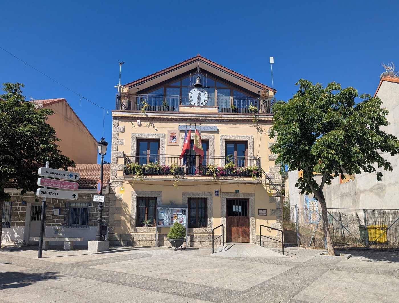 Vista de Navalafuente, en la Sierra de Madrid — zona de servicio de reparaciondetejados.madrid, especialistas en reparación de tejados y canalones, en la Sierra Norte de Madrid.
