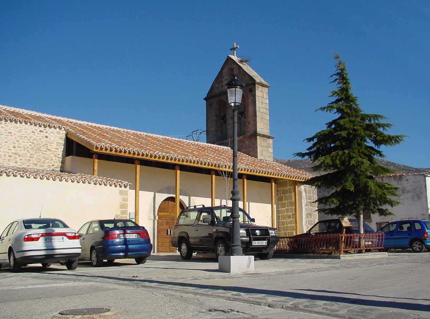 Navalafuente (Madrid): reparaciondetejados.madrid ofrece reparación, mantenimiento e impermeabilización de tejados y canalones en la localidad, en la Sierra Norte de Madrid.