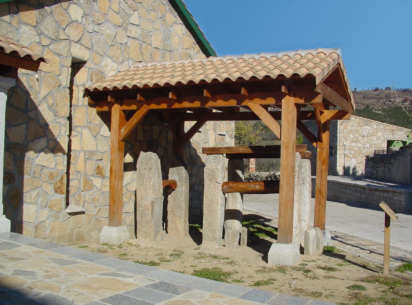 Fotografía de Navalafuente, en la Sierra de Madrid. Servicio local de reparación y limpieza de tejados y canalones — reparaciondetejados.madrid, en la Sierra Norte de Madrid.