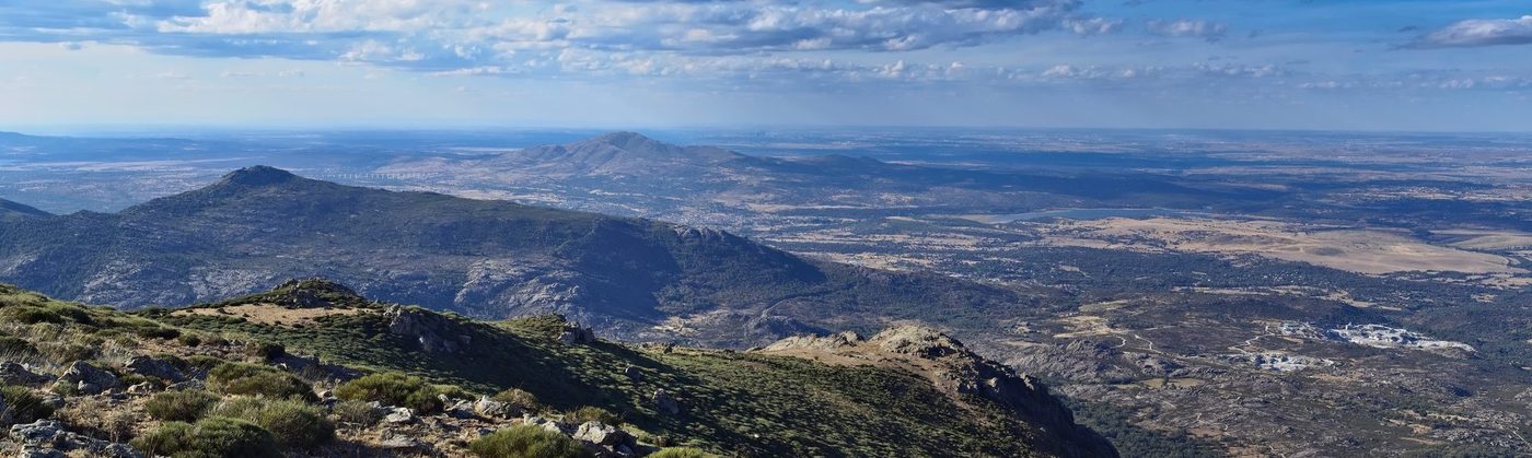 Vista de Pedrezuela, en la Sierra de Madrid — zona de servicio de reparaciondetejados.madrid, especialistas en reparación de tejados y canalones, en la Sierra Norte de Madrid.