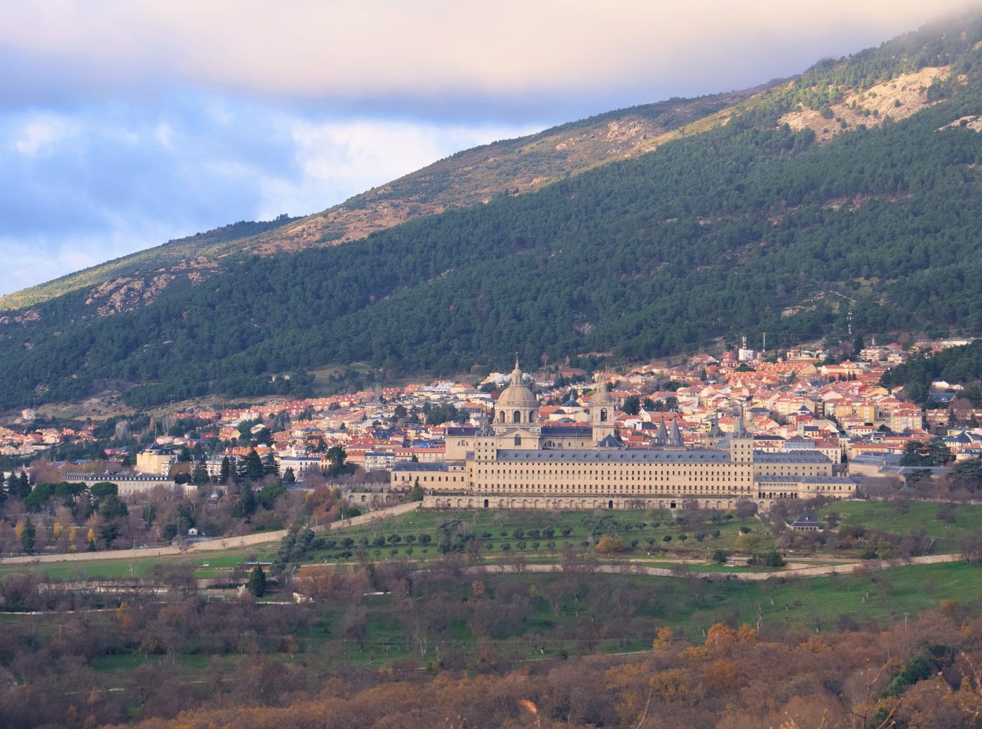 Vista de San Lorenzo de El Escorial, en la Sierra de Madrid — zona de servicio de reparaciondetejados.madrid, especialistas en reparación de tejados y canalones, de casco histórico y construcción tradicional en piedra.