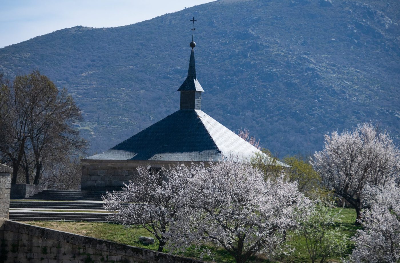 San Lorenzo de El Escorial (Madrid): reparaciondetejados.madrid ofrece reparación, mantenimiento e impermeabilización de tejados y canalones en la localidad, de casco histórico y construcción tradicional en piedra.