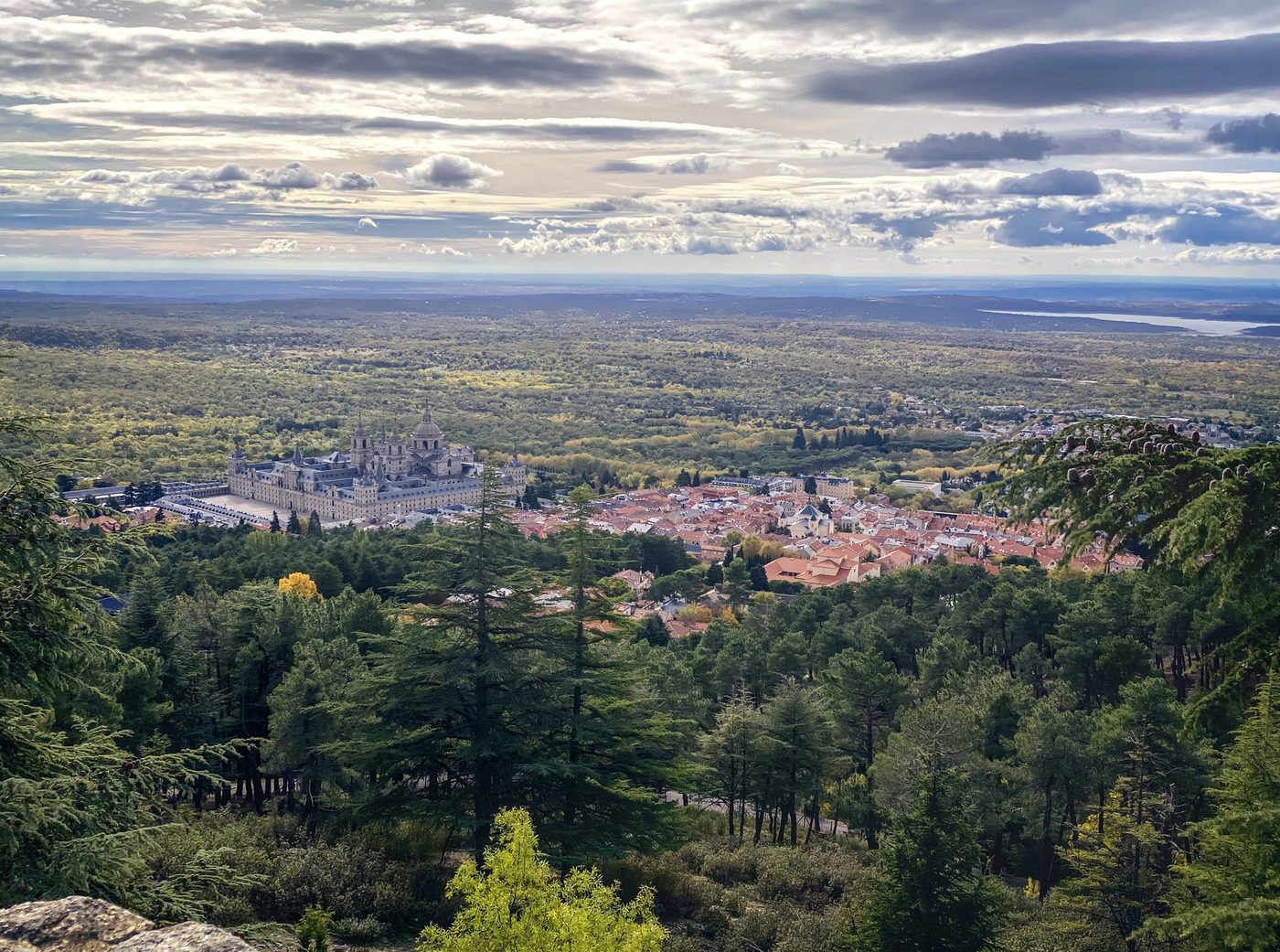 Fotografía de San Lorenzo de El Escorial, en la Sierra de Madrid. Servicio local de reparación y limpieza de tejados y canalones — reparaciondetejados.madrid, de casco histórico y construcción tradicional en piedra.