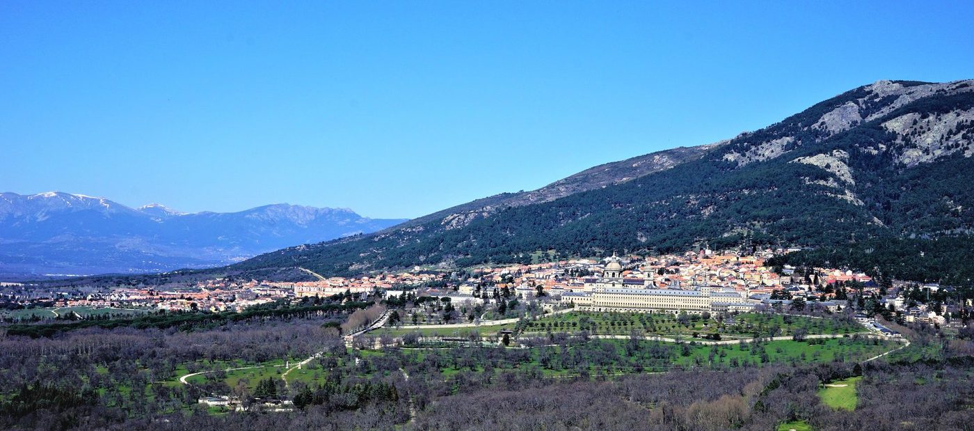 Vista de San Lorenzo de El Escorial, en la Sierra de Madrid — zona de servicio de reparaciondetejados.madrid, especialistas en reparación de tejados y canalones, de casco histórico y construcción tradicional en piedra.