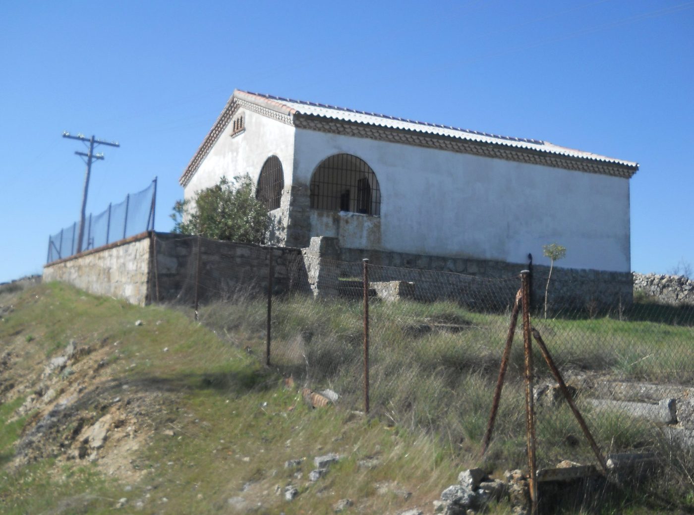 Reparación de tejados en Soto del Real | reparaciondetejados.madrid Soto del Real (Madrid): reparaciondetejados.madrid ofrece reparación, mantenimiento e impermeabilización de tejados y canalones en la localidad, zona de pinar, donde es habitual la limpieza de canalones obstruidos por hojas y acículas.