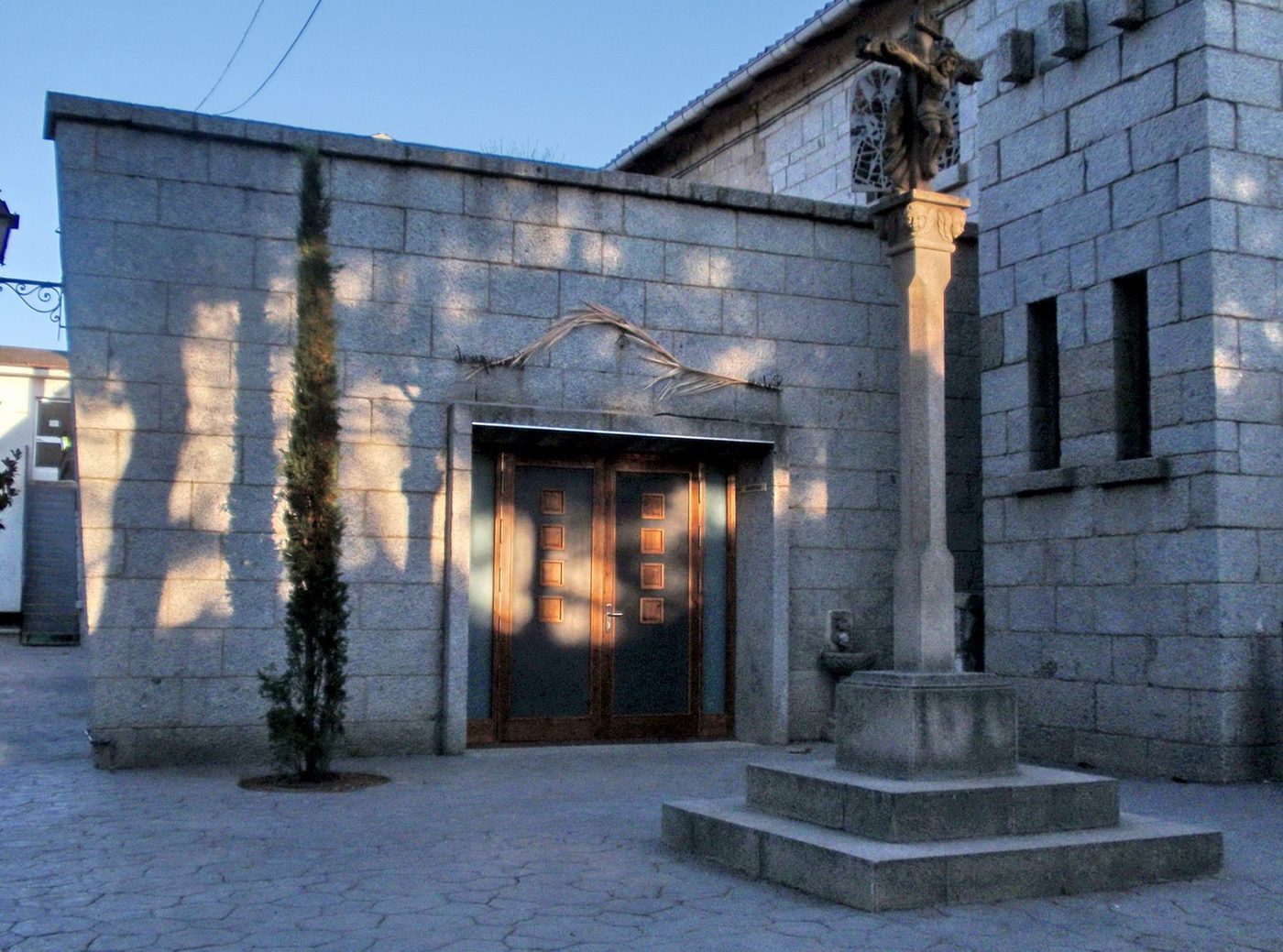 Torrelodones (Madrid): reparaciondetejados.madrid ofrece reparación, mantenimiento e impermeabilización de tejados y canalones en la localidad, con numerosas urbanizaciones y comunidades de vecinos.