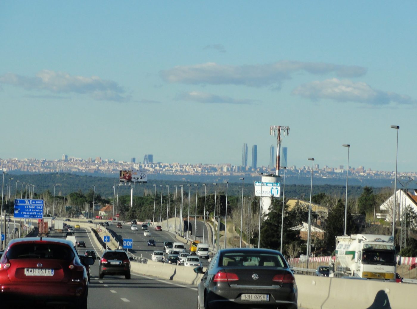 Vista de Torrelodones, en la Sierra de Madrid — zona de servicio de reparaciondetejados.madrid, especialistas en reparación de tejados y canalones, con numerosas urbanizaciones y comunidades de vecinos.