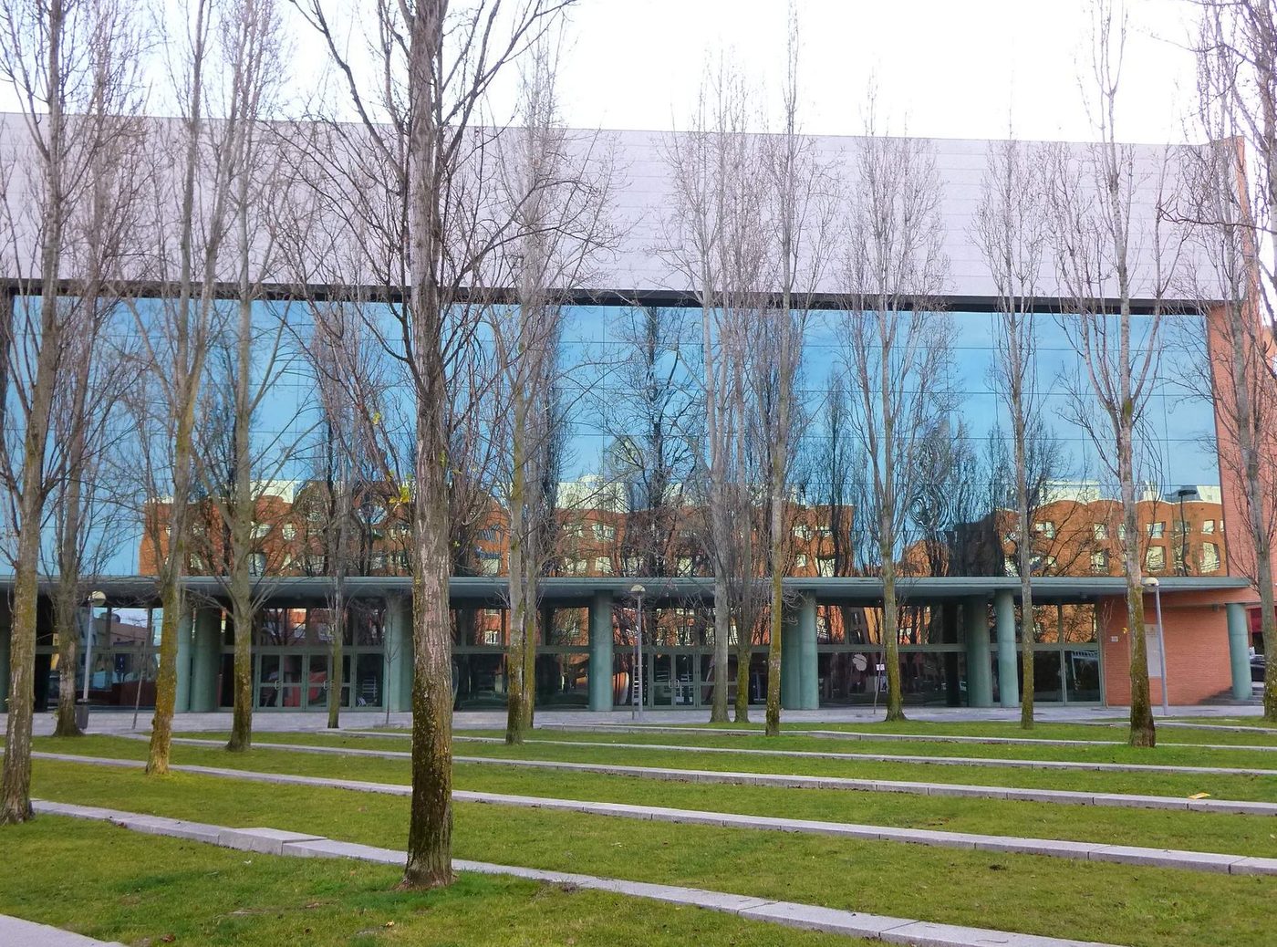 Vista de Tres Cantos, en la Sierra de Madrid — zona de servicio de reparaciondetejados.madrid, especialistas en reparación de tejados y canalones, con numerosas urbanizaciones y comunidades de vecinos.