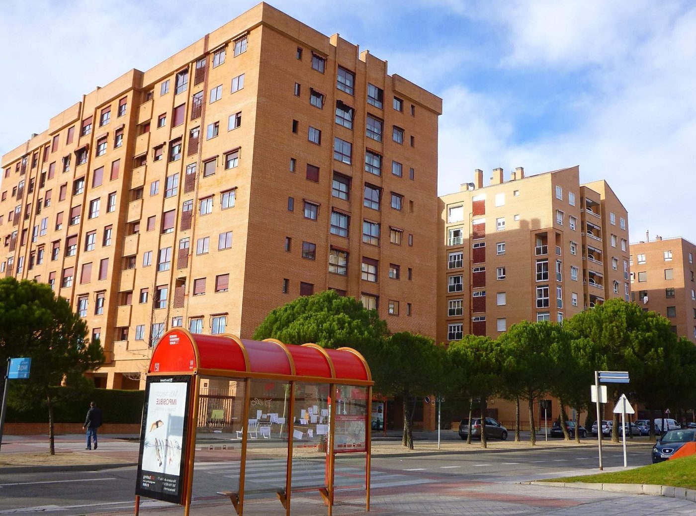 Tres Cantos (Madrid): reparaciondetejados.madrid ofrece reparación, mantenimiento e impermeabilización de tejados y canalones en la localidad, con numerosas urbanizaciones y comunidades de vecinos.