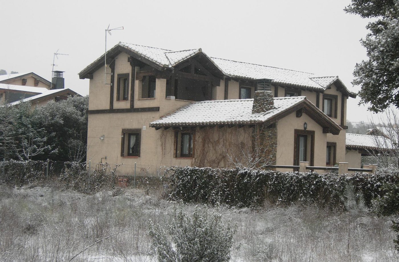 Reparación de tejados en Valdemorillo | reparaciondetejados.madrid Vista de Valdemorillo, en la Sierra de Madrid — zona de servicio de reparaciondetejados.madrid, especialistas en reparación de tejados y canalones, de casco histórico y construcción tradicional en piedra.