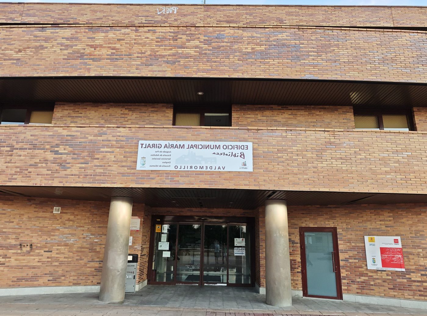 Reparación de tejados en Valdemorillo | reparaciondetejados.madrid Vista de Valdemorillo, en la Sierra de Madrid — zona de servicio de reparaciondetejados.madrid, especialistas en reparación de tejados y canalones, de casco histórico y construcción tradicional en piedra.