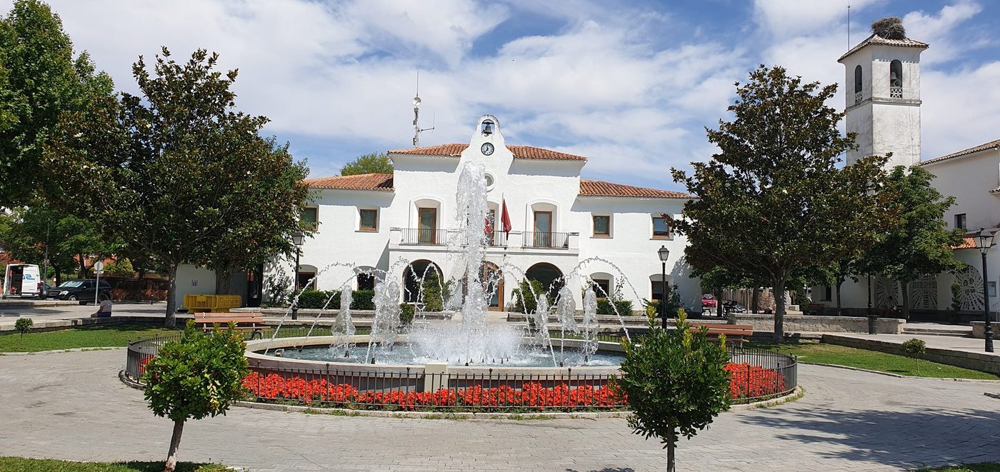 Reparación de tejados en Villanueva de la Cañada | reparaciondetejados.madrid Vista de Villanueva de la Cañada, en la Sierra de Madrid — zona de servicio de reparaciondetejados.madrid, especialistas en reparación de tejados y canalones, con numerosas urbanizaciones y comunidades de vecinos.