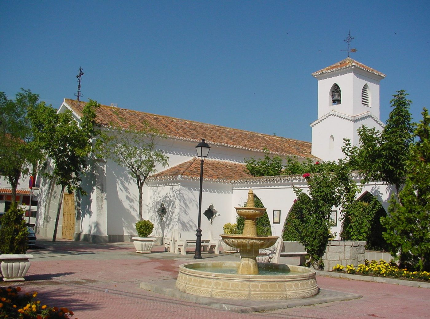 Vista de Villanueva del Pardillo, en la Sierra de Madrid — zona de servicio de reparaciondetejados.madrid, especialistas en reparación de tejados y canalones, con numerosas urbanizaciones y comunidades de vecinos.