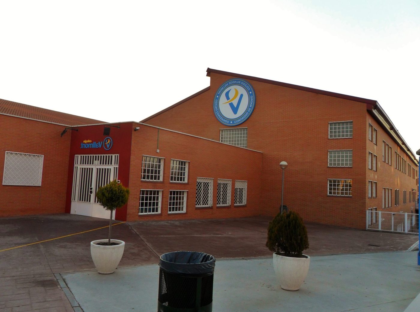 Villanueva del Pardillo (Madrid): reparaciondetejados.madrid ofrece reparación, mantenimiento e impermeabilización de tejados y canalones en la localidad, con numerosas urbanizaciones y comunidades de vecinos.
