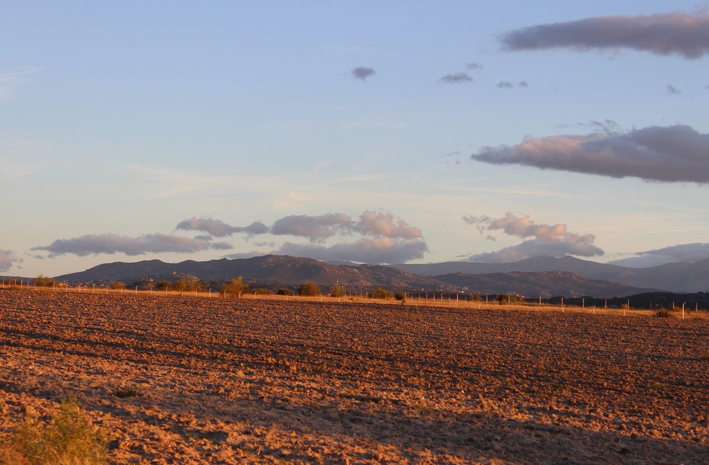 Vista de Villanueva del Pardillo, en la Sierra de Madrid — zona de servicio de reparaciondetejados.madrid, especialistas en reparación de tejados y canalones, con numerosas urbanizaciones y comunidades de vecinos.