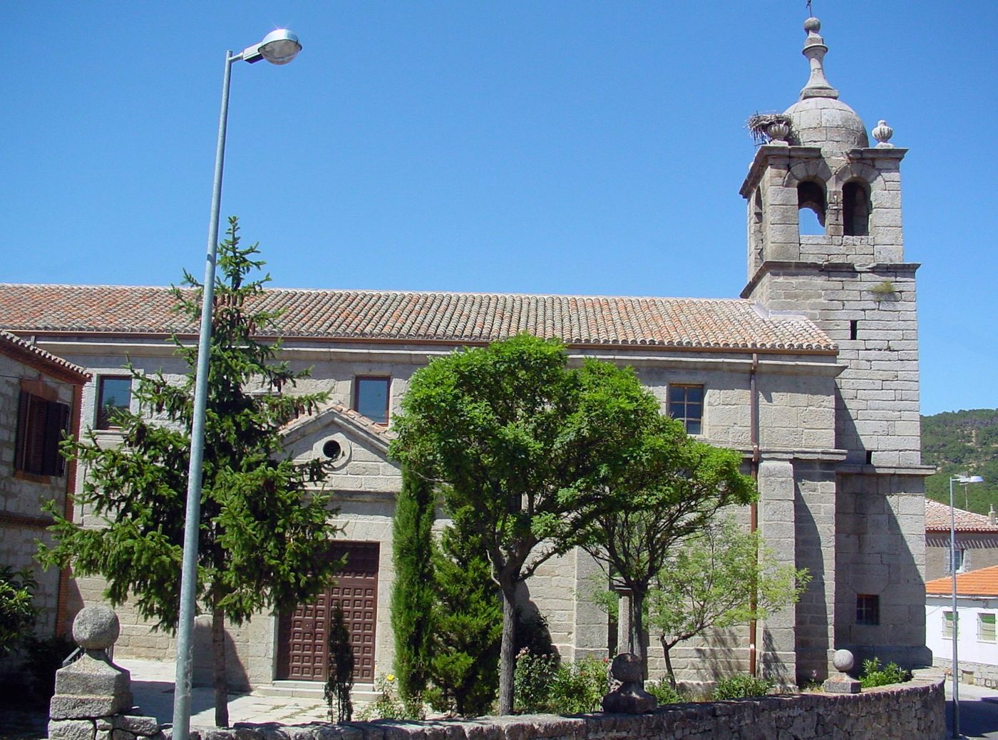 Reparación de tejados en Zarzalejo | reparaciondetejados.madrid Vista de Zarzalejo, en la Sierra de Madrid — zona de servicio de reparaciondetejados.madrid, especialistas en reparación de tejados y canalones, de casco histórico y construcción tradicional en piedra.
