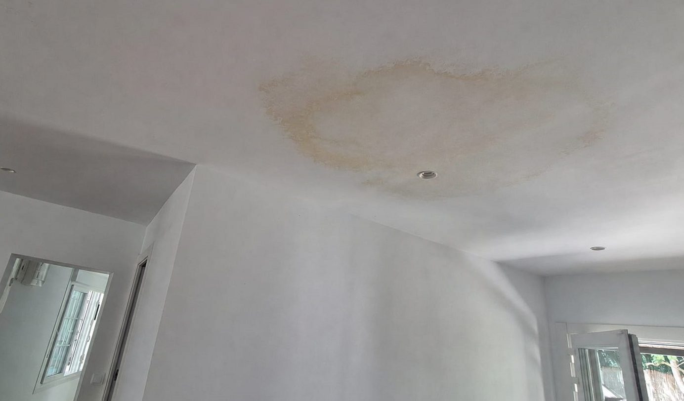 Gotera provocada por un tejado roto Gotera causada por daños en la cubierta, uno de los problemas más frecuentes que resuelve reparaciondetejados.madrid con su servicio de reparación de goteras y tejados.