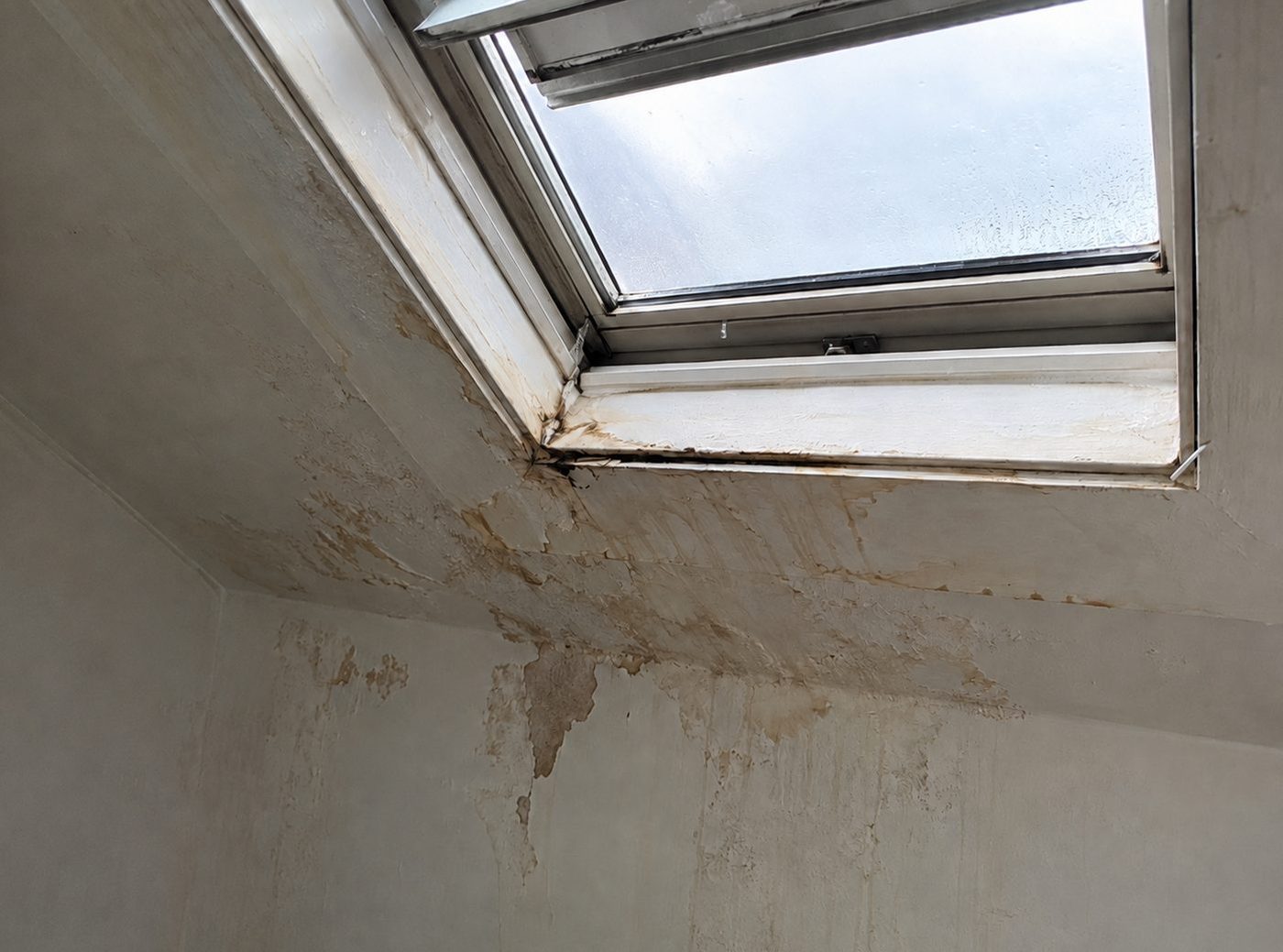 Humedad y gotera alrededor de una ventana Velux de tejado; reparaciondetejados.madrid repara este tipo de fugas en ventanas de tejado en la Sierra de Madrid.